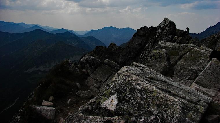 Słowackie Tatry Wysokie Samo siodło jest stosunkowo wąskie, w najszerszym miejscu mierzące około 15 metrów.