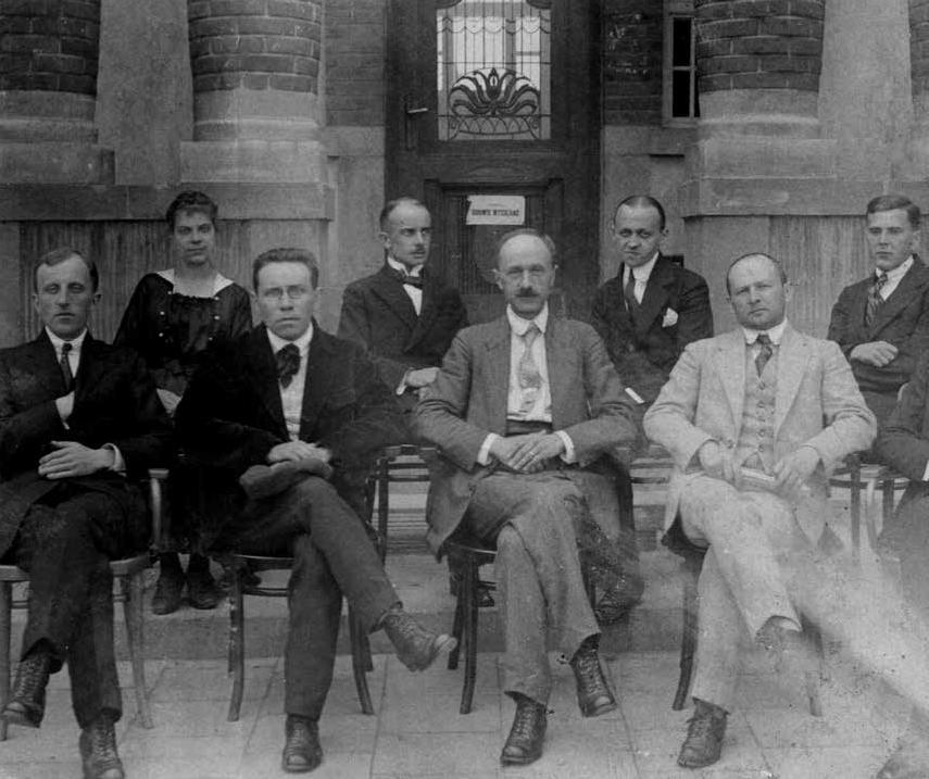 Lekarze przed budynkiem XIV. że pracowało tu wówczas siedmiu lekarzy i trzech praktykujących absolwentów W środku dr Władysław Stryjeński, lata 30. XX w.