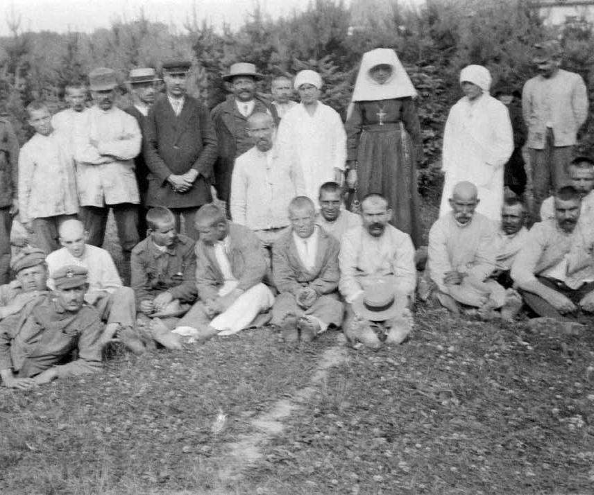 Pierwsi pacjenci szpitala, ok. 1918 W czasie odwiedzin zawsze ktoś ze służby stał przy odwiedzanym pacjencie, takie było zarządzenie, odkąd pewien mężczyzna otruł swoją żonę, która się u nas leczyła.