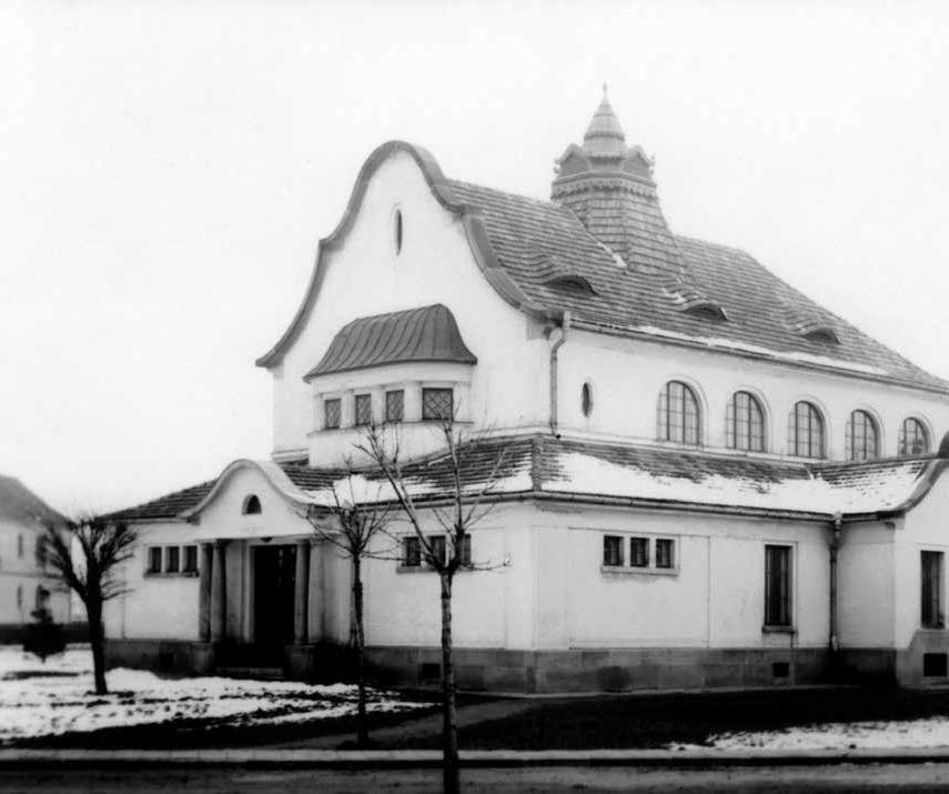 i ustawiano obok krytego samochodu otoczonego żołnierzami trzymającymi pod białymi kitlami broń. Jed- Teatr, 1. poł. XX w.