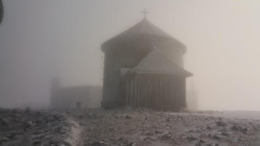 przy tylnym wejściu do środkowego dysku. Aby tam dotrzeć przechodzę niemal na czworaka. Wiatr tak się wzmaga, że gdy ktoś zachwiał się pociągnęło go kilkanaście metrów.