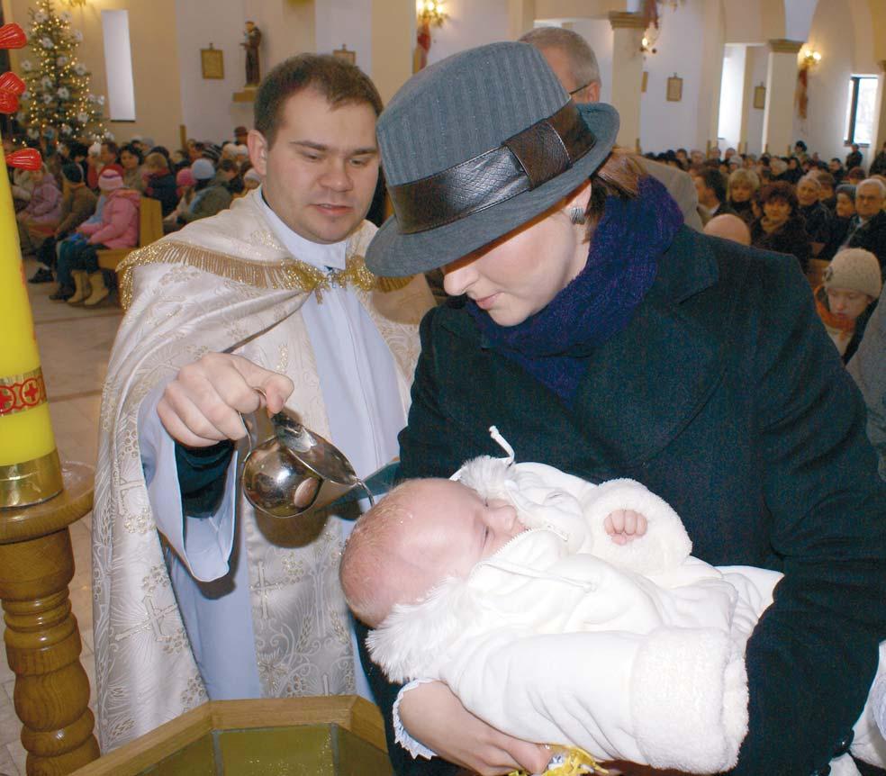 4 Jesteśmy rodziną Jezusa PRZECZYTAJMY RAZEM! Był taki dzień, w którym twoi rodzice i chrzestni przynieśli cię do kościoła.