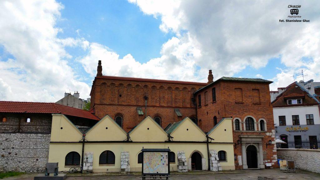 Przy ulicy Szerokiej znajdują się liczne restauracje