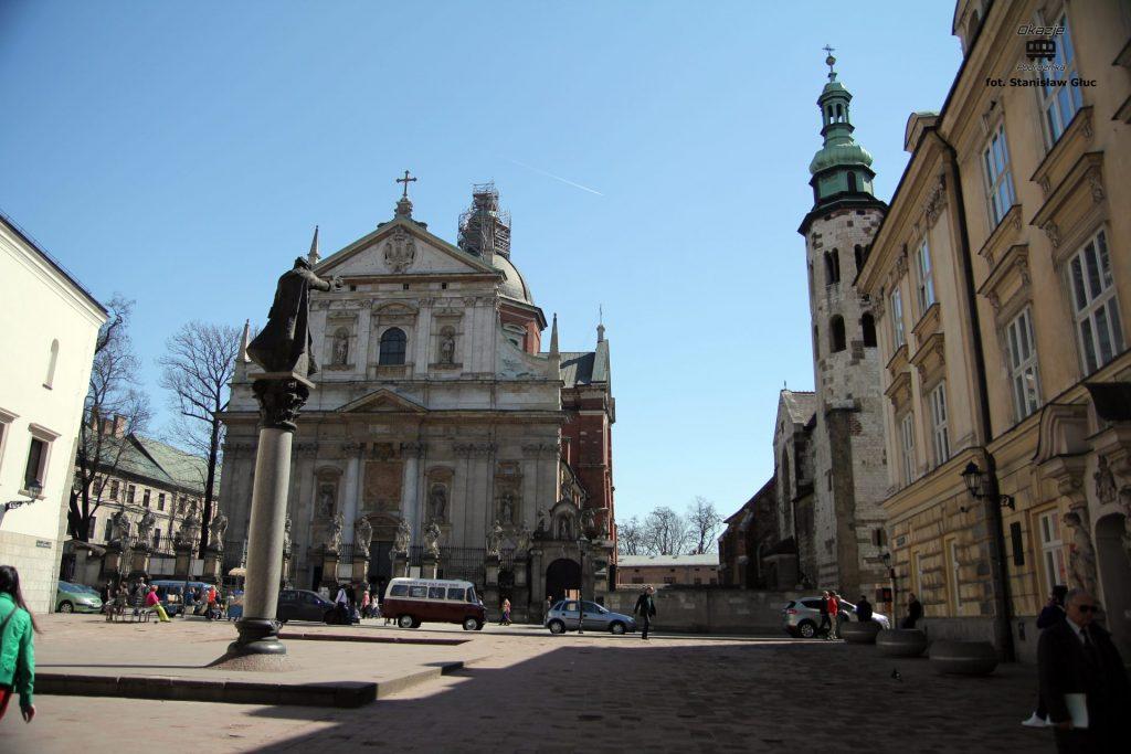 Idąc w kierunku Wzgórza Wawelskiego mijamy plac Wszystkich Świętych, przy którym mieści się Magistrat Krakowski oraz miejsce urzędowania Prezydenta Miasta Krakowa. This slideshow requires JavaScript.