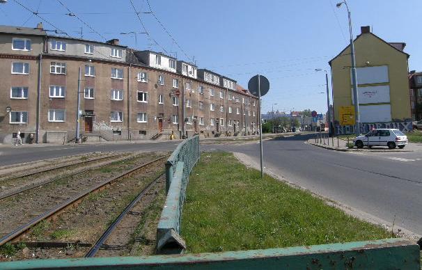 DOBRA OBSŁUGA KOMUNIKACJĄ ZBIOROWĄ WYREMONTOWANA NAWIERZCHNIA OBECNOŚĆ BLIŹNIACZYCH SKWERÓW Z POMNIKIEM