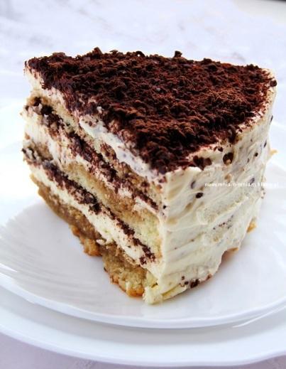 59. Tort Tiramisu Pyszny, mokry tort, idealny na letnie przyjęcia.