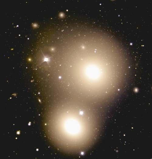 Dwie galaktyki eliptyczne: NGC 3311 i NGC 3309. Obraz został wykonany południowym teleskopem Gemini przez Elizabeth Wehner i Williama Harrisa.