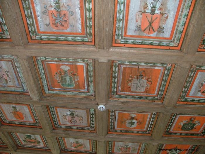 Na kolejnym zdjęciu ujęłam zachowany drewniany strop sali herbowej z malowidłami Izabeli Potockiej żony hrabiego Czarneckiego.