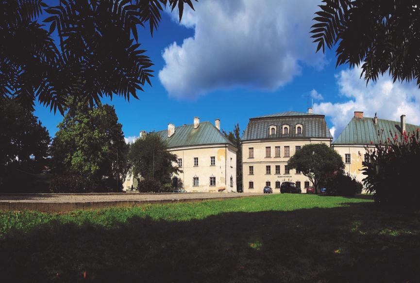 Najstarsze znaleziska świadczą o zasiedleniu tych terenów przez człowieka w epoce brązu i żelaza (2000 l. p.n.e. 400 lat n.e.) dowodzą tego znaleziska kurhanów w okolicy Dukli.