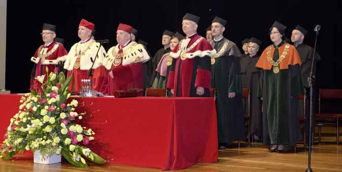 Senat Uniwersytetu Przyrodniczego w Lublinie z JM rektorem naszej uczelni, prof. dr. hab. Grzegorzem Skrzypczakiem Nadanie tytułu doktora honoris causa prof. dr. hab. Andrzejowi Mockowi Odczytywanie dyplomu doktora honoris causa: od lewej: prof.