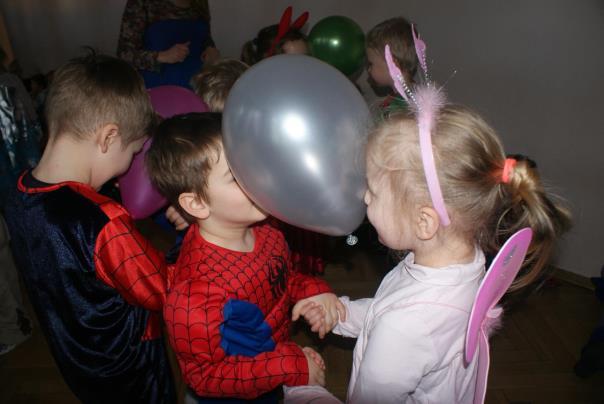 Wiele radości sprawiły dzieciom, tańce między innymi z balonikiem, taniec z butami zrobionymi z gazet, w którym uczestniczył personel