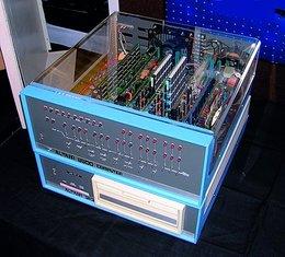 1975 Altair 8800 Pierwszy komputer przeznaczony do domu.