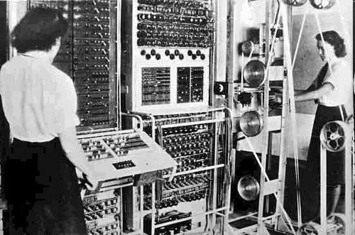 Projektem Colossus kierowali Max Newman i Tommy Flowers, uczestniczył w nim również Alan Turing. Colossus uznany jest za pierwszy sprawnie działający komputer.