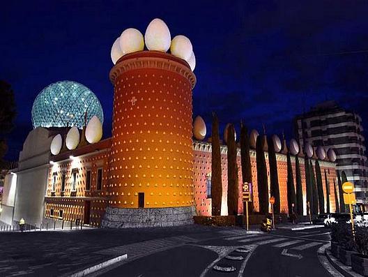 Teatre-Museu Dalí już z zewnątrz wyróżnia się na tle otoczenia.