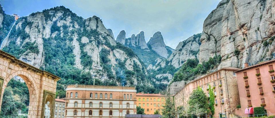 MONTSERRAT Wycieczka całodniowa Montserrat jest to masyw górski usytuowany w centrum geogra cznym Katalonii, 40 km na północny-zachód od Barcelony.