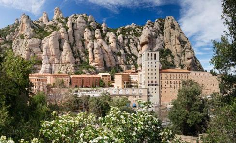 nich miejsce - Sanktuarium Czarnej Madonny z Montserrat, którego skarbem jest La Moreneta - "Czarnulka", tak zwykło określać się gurkę Madonny,