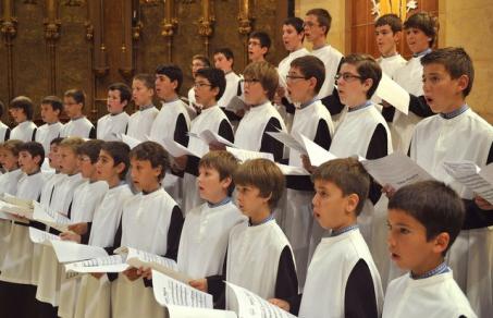 Pięćdziesięciu chłopców śpiewa anielskimi głosami hymn dedykowany Czarnej Madonnie z Montserrat.