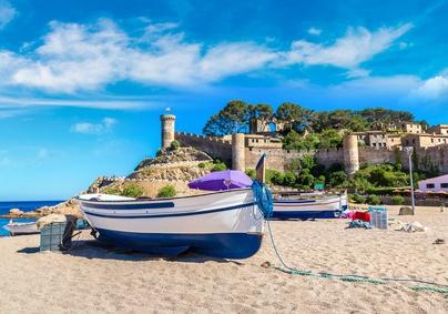 Statek ze szklanym dnem wpływa bezpośrednio na plaże, zabierając z nich turystów, chcących doświadczyć wspaniałych wrażeń w czasie oglądania najpiękniejszego i najbardziej urozmaiconego krajobrazowo