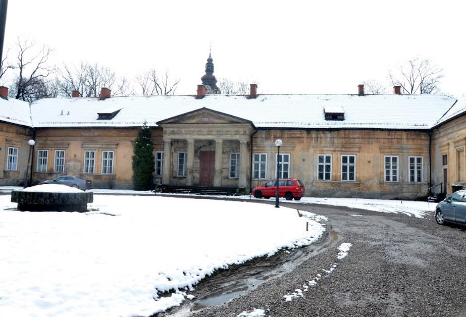 Rysunek 11. Pałac Bobrowskich - widok od strony dziedzińca Budynek w stanie technicznym ogólnym średnim. Widoczne bardzo duże zawilgocenie nieużytkowanych piwnic w skrzydle wschodnim.