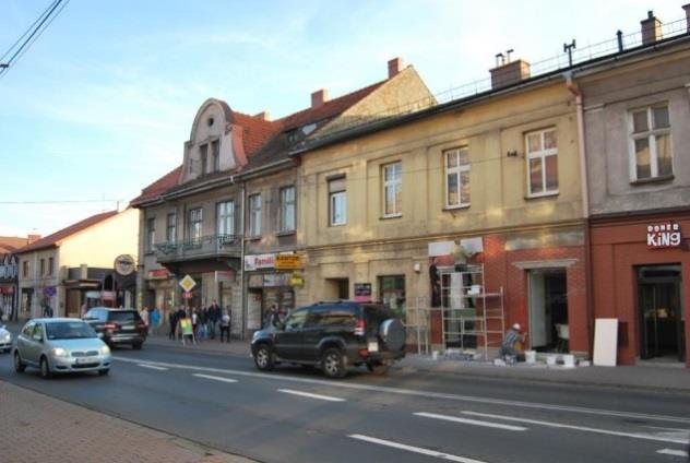 wydłużonego prostokąta zwężającego się w kierunku północnym; założenie dawnego placu targowego (obecnie Plac Mickiewicza) oraz zachowane elementy historycznych osi komunikacyjnych o przebiegu