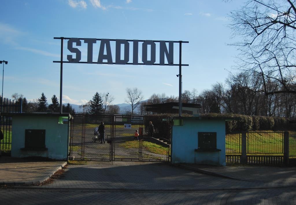 Rysunek 17. Wejście do Stadionu KS Beskid Kolejnym obszarem kompleksu są tzw. Stawy Anteckiego. Teren będący niegdyś stawami rybnymi obecnie to zabagniony obszar nie włączony do sytemu wodnego.