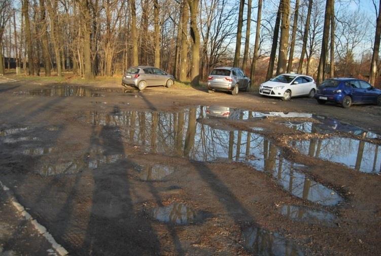 natężenie ruchu samochodowego, wynikające z faktu, iż ul. Batorego jest drogą łączącą Andrychów z gminą Wieprz.