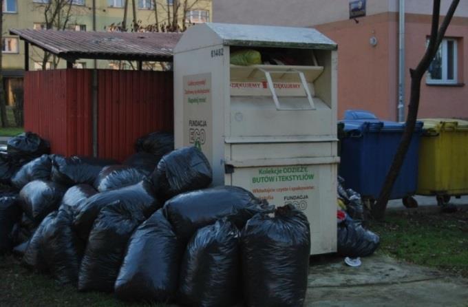 Istnieją na nim dwa boiska asfaltowe o zniszczonej nawierzchni użytkowane przez uczniów i młodzież okolicznych domów, którzy wielokrotnie postulowanie o prace modernizacyjne tego obiektu.