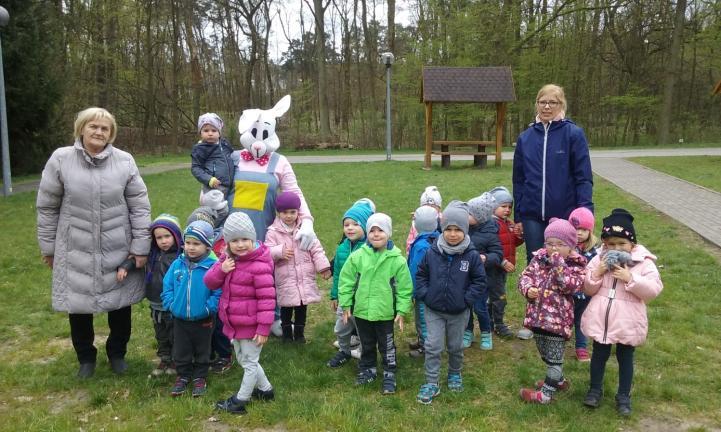 Fot. Dzień Autyzmu w grupie Biedronek Wycieczka i szukanie zajączka 11 kwietnia