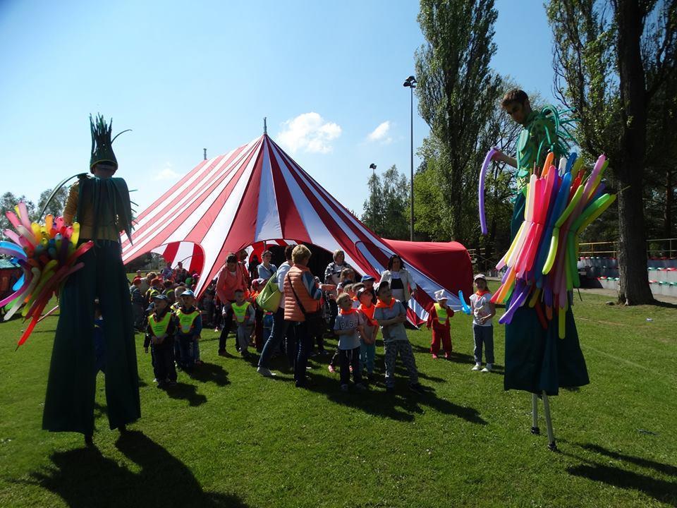 Dzieci wspo lnymi siłami stworzą bajecznie kolorowy obraz o niesamowitych wymiarach. Cena: 300 zł brutto. 2. Projektowanie kostiumu dla klauna.