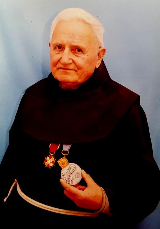 Podczas pobytu Ks. Kardynała Prymasa Polski Józef Glempa w Martin Coronado, dnia 3 kwietnia 2005 otrzymał od niego Złoty Medal dla zasłużonych w posłudze dla Kościoła i Narodu. Br.