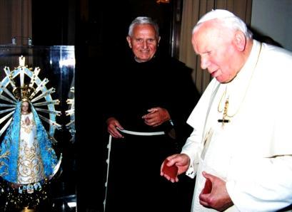 Br. Jerzy Łakomiak z Papieżem Janem Pawłem II Watykan 8 maja 2000 Trzeba powiedzieć, że Brat Jerzy mimo podeszłego dziś wieku nie odmawia nikomu pomocy.