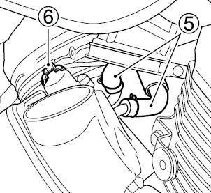 3. Poluzuj śrubę opaski (3) i zdemontuj obudowę filtra powietrza (4). 4.