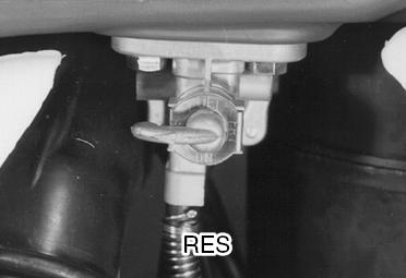 Pozycja RES Jeżeli w zbiorniku znajduje się zbyt mało paliwa, należy przestawić kranik paliwa na pozycję RES. Rezerwa paliwa wynosi 2.