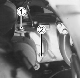Ustaw prawidłowy luz linki gazu i sprawdź czy obroty silnika nie ulegają zmianie przy skręcaniu kierownicy.