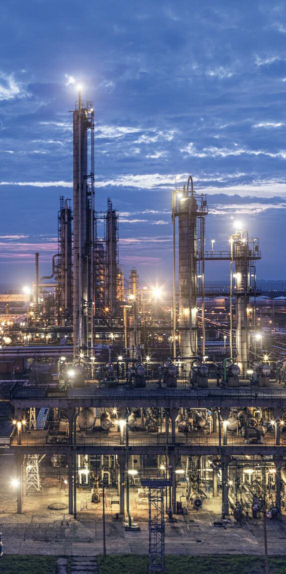 Raport roczny 2016 14 Przemysł i Handel Naftowy Produkcja oleju napędowego, głównego produktu krajowych rafinerii, zmniejszyła się o 0,4 mln m 3 (o 3%), ale jednocześnie odnotowano większą o 86 tys.