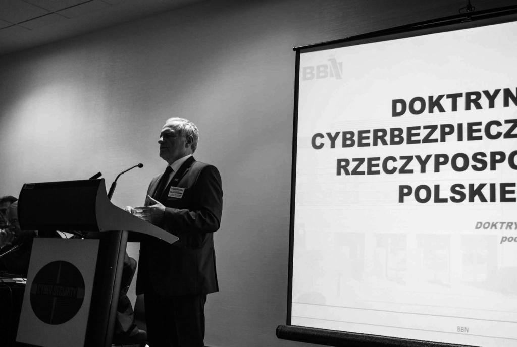 346 ROZDZIAŁ VI nych już dokumentów wdrażających. Jak np. Polityka Ochrony Cyberprzestrzeni RP, ale nie tylko. Uważam, że Polityka nie obejmuje całości spraw związanych z cyberbezpieczeństwem.