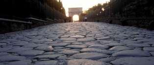 Technikę budowy dróg Rzymianie przejęli od Etrusków, jednak przez stulecia znacznie ją udoskonalili.