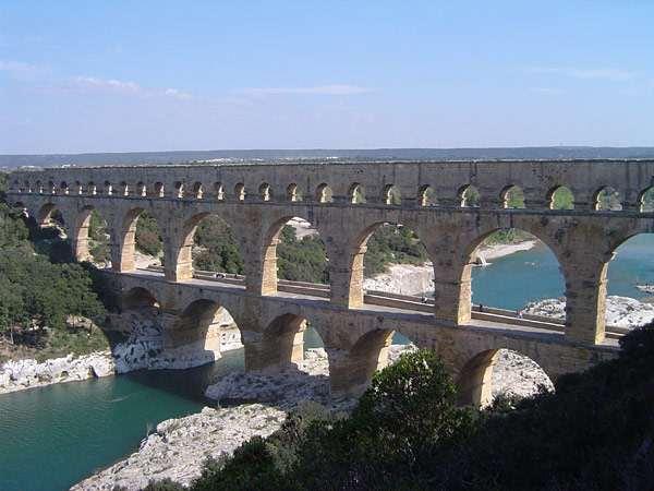 AKWEDUKTY Doświadczenie zdobyte przy budowie licznych drewnianych i kamiennych mostów, rzymscy inżynierowie wykorzystali projektowaniu akweduktów, czyli wodociągów, które doprowadzały wodę do miast