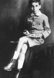 Dzieciństwo Urodził się 26 marca 1913 roku w Budapeszcie W wieku czterech lat potrafił