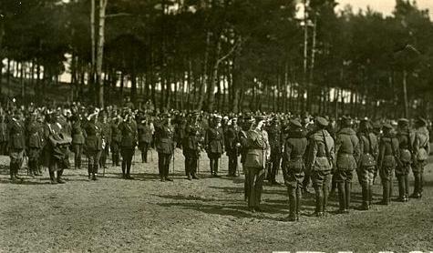 Dekoracja ułanów Krzyżami Virtuti Militari, w środku stoi Marszałek Józef Piłsudski. Wspólny żołnierski obiad zakończył uroczystość.