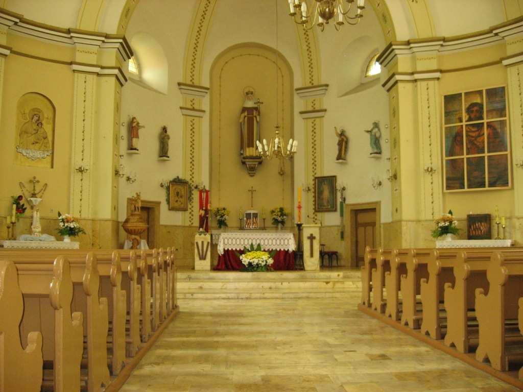 do skrzyŝowania z drogą główną, gdzie skręcamy w prawo i jedziemy w stronę Piechocic (kierunek północno-wschodni).
