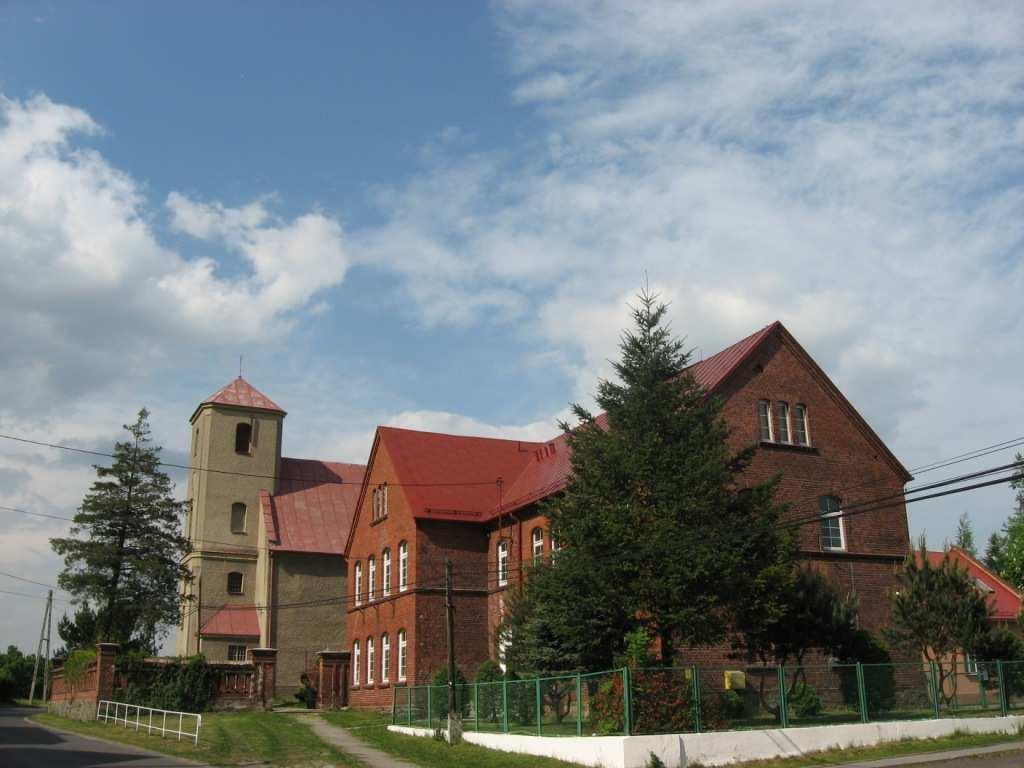 biblioteką, akademią talmudyczną i miała nawet drukarnię hebrajską. Dzisiaj tylko Kirkut na wzgórzu Kopiec przypomina o ich obecności w Białej. 2) Kirkut, kierkow, kierchol, kirchol (od niem.