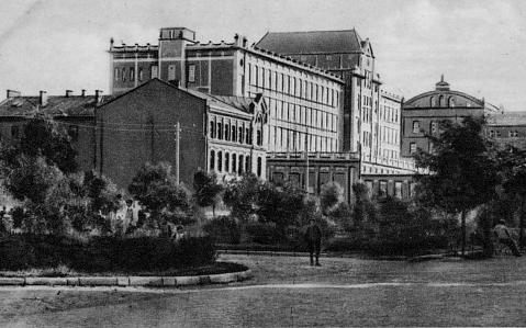 1A), przy głównym ciągu komunikacyjnym Mszczonów Wiskitki. W następnych latach rozbudowano zakłady o budynki pomocnicze, a także tkalnię (fot.