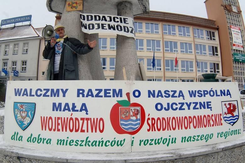 Walka o województwo środkowopomorskie 147 Rysunek 3. Protest w obronie województwa środkowopomorskiego pod koszalińskim pomnikiem Byliśmy Jesteśmy Będziemy Źródło:http://www.gk24.