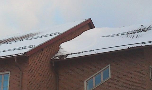 Odległości między zabezpieczeniami przeciwśniegowymi Zabezpieczenia przeciw zsuwania się śniegu z dachu są skonstruowane w taki sposób, aby wytrzymać obciążenie wynoszące 5 kn/m zakładając, że
