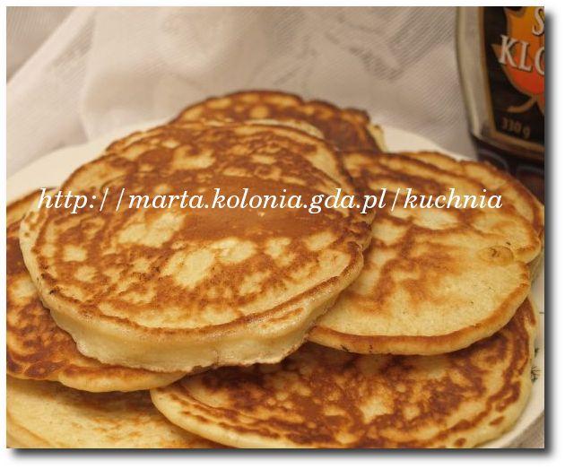 Trochę inna odmiana kanadyjskich pancakes, bardziej amerykańska, mniej słodka. Placuszki smażymy na maśle, więc są niezwykle aromatyczne, do tego puchate, moje dziecko uwielbia je jako danie obiadowe.