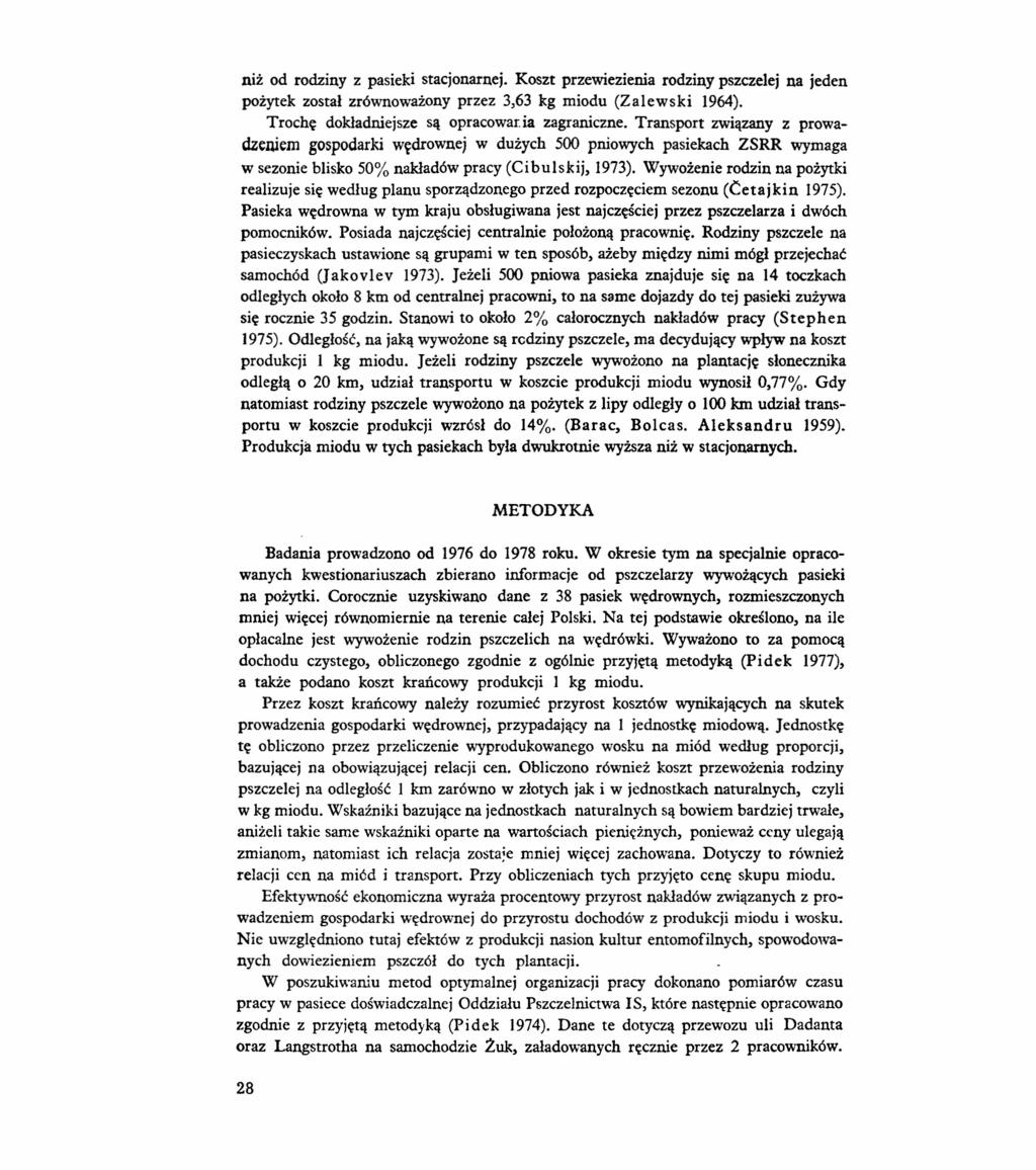 niż od rodziny z pasieki stacjonarnej. Koszt przewiezienia rodziny pszczelej na jeden pożytek został zrównoważony przez 3,63 kg miodu (Zalewski 1964). Trochę dokładniejsze są opracowar.ia zagraniczne.