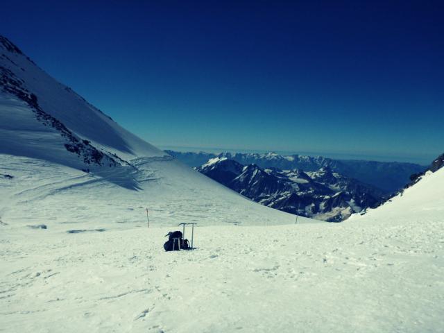 Elbrus wejście na szczyt Dolina Azau Z Doliny Azau do stacji Mir możemy dostać się pieszo lub korzystając z kolejki. Droga jest dość żmudna, ale nie sprawia żadnych trudności.