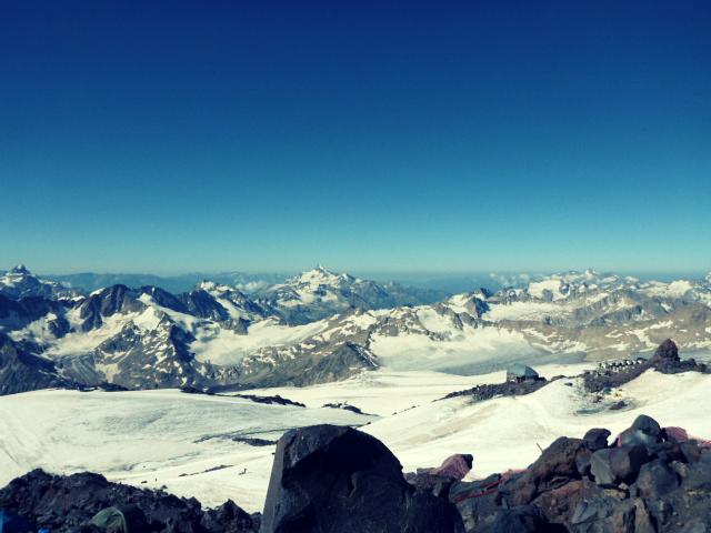 Poza tym Elbrus ze względu na swoje niewielkie techniczne trudności wspinaczkowe oraz znaczną wysokość (ponad 5600 m n.p.m.) cieszy się dużą popularnością wśród osób, które stawiają swoje pierwsze kroki w górach wyższych niż Alpy.