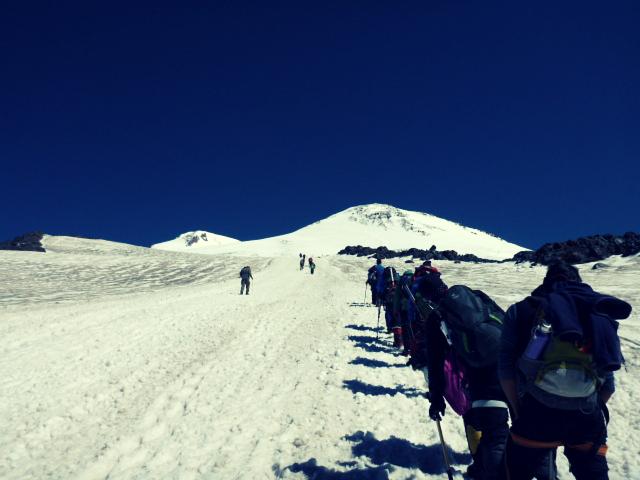 Nocleg Hotel Góra Elbrus położona jest opodal Doliny Azau. Do Doliny Azau dostaniemy się z Terskola (ok. 2,5 km) lub z Doliny Cheget (ok. 3 km).